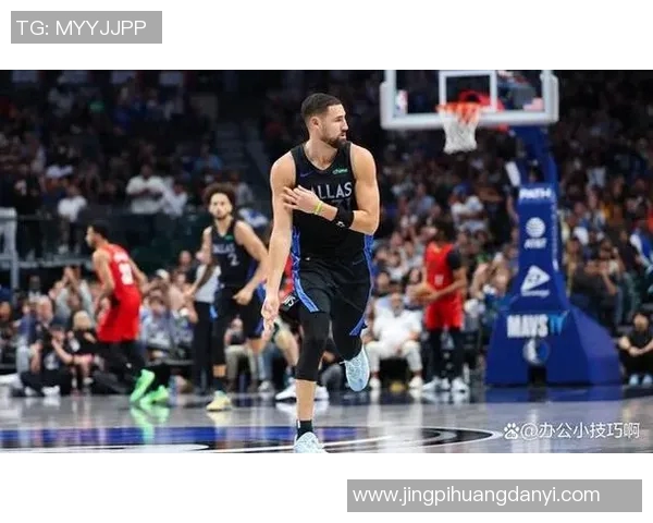 梅根现身圣诞大战为男友克莱打气，勇士胜独行侠 克莱表现低迷仅得7分